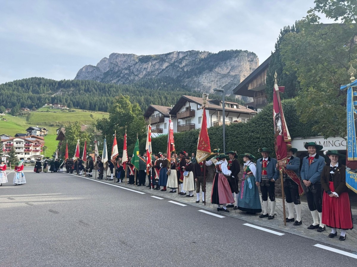 Aufstellung der Fahnenabordnungen am Sonntagmorgen mit der Fahne des Neuenbeker Heimatschutzvereins