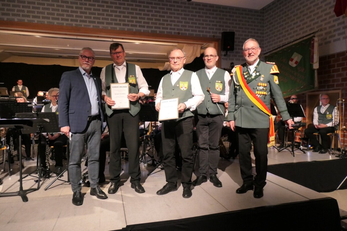 Bild 2: von Links: Christoph Quasten (Ortsvorsteher Neuenbeken), Norbert Schäfers, Gerd Reineke, Heiko Röder (Dirigent), Rudi Sperling (Abteilungsleiter Schützenkapelle Neuenbeken)