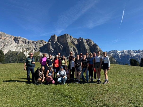 Wandergruppe der Schützenkapelle im Naturpark Puez-Geisler